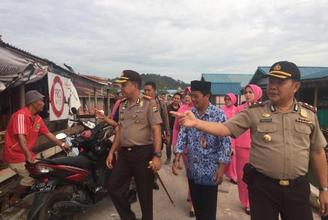 Kunjungi Korban Puting Beliung, Kapolresta Barelang Beri Paket Sembako 